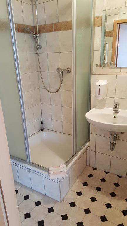 Hubertushof Monteurunterkunft Гостевой дом 2*